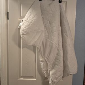 White Quilted Mattress Protector - Hypoallergenic Home Bedding